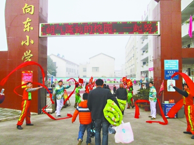 老师校门口跳广场舞 迎接学生开学返校